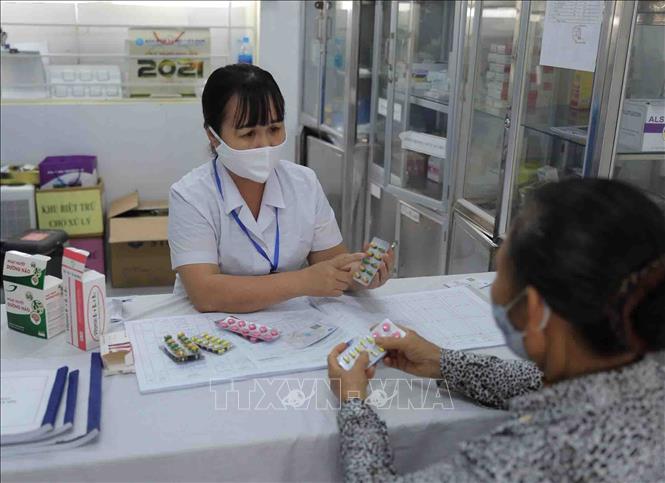 Trong ảnh: 28/28 trạm y tế xã được đầu tư nâng cấp theo tiêu chí nông thôn mới và có biên chế bác sỹ để đảm bảo yêu cầu công tác khám chữa bệnh ban đầu cho người dân. Tỷ lệ người dân tham gia bảo hiểm y tế đạt 88,2%. Ảnh: Hoàng Hiếu - TTXVN