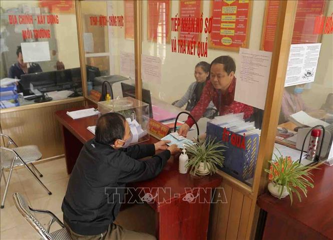 Trong ảnh: Người dân đến làm thủ tục hành chính tại bộ phận 