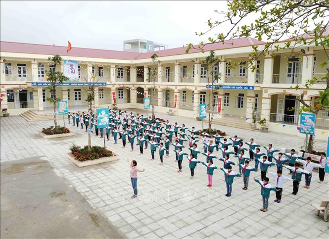 Trong ảnh: Giờ học thể dục của học sinh khối lớp 8, Trường THCS xã Hoa Sơn, huyện Ứng Hoà. Xã Hoa Sơn phấn đấu đạt chuẩn nông thôn mới nâng cao trong năm 2021. Ảnh: Vũ Sinh - TTXVN