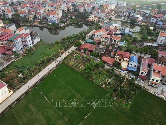 Trong ảnh: Đến hết năm 2020, huyện Ứng Hoà đã nâng cấp được hơn 132 km đường liên xã và 160 km đường trục thôn theo tiêu chí nông thôn mới. Ảnh: Vũ Sinh – TTXVN