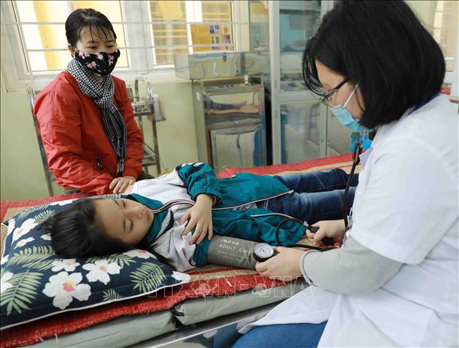 Trong ảnh: Khám chữa bệnh cho người dân tại Trạm y tế xã Hoa Sơn, huyện Ứng Hoà. Xã Hoa Sơn phấn đấu đạt chuẩn nông thôn mới nâng cao trong năm 2021. Ảnh: Vũ Sinh - TTXVN