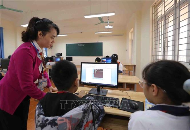 Trong ảnh: Giờ Tin học của học sinh lớp 8, Trường THCS xã Hoa Sơn, huyện Ứng Hoà. Xã Hoa Sơn phấn đấu đạt chuẩn nông thôn mới nâng cao trong năm 2021. Ảnh: Hoàng Hiếu - TTXVN
