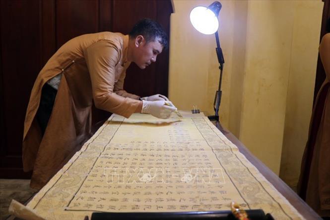 Phục hồi sắc phong triều Nguyễn tại không gian Tàng Thơ Lâu. Ảnh: Đỗ Trưởng - TTXVN