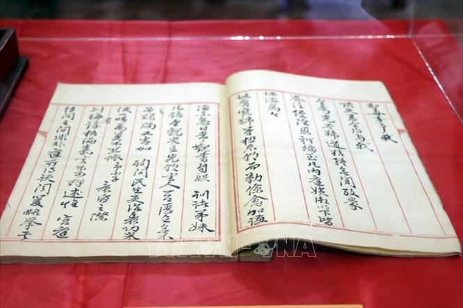 Một cuốn sách cổ thời Nguyễn được giới thiệu tại không gian Tàng Thơ Lâu. Ảnh: Đỗ Trưởng - TTXVN