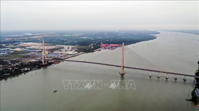 Trong ảnh: Cầu Cần Thơ bắc qua sông Hậu, nối Cần Thơ và Vĩnh Long, là cây cầu dây văng có nhịp chính dài nhất khu vực Đông Nam Á, gồm 4 làn xe, độ tĩnh không thông thuyền cao là 39 m, đảm bảo cho tàu có trọng tải 10.000 DWT lưu thông qua lại. Ảnh: Phan Tuấn Anh - TTXVN