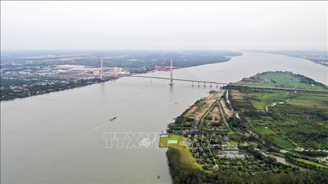 Trong ảnh: Cầu Cần Thơ bắc qua sông Hậu, nối Cần Thơ và Vĩnh Long, là cây cầu dây văng có nhịp chính dài nhất khu vực Đông Nam Á, gồm 4 làn xe, độ tĩnh không thông thuyền cao là 39 m, đảm bảo cho tàu có trọng tải 10.000 DWT lưu thông qua lại. Ảnh: Phan Tuấn Anh - TTXVN