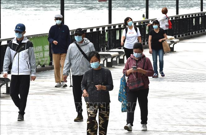 Trong ảnh: Người dân di chuyển trên đường phố tại Hong Kong, Trung Quốc, ngày 3/3/2021. Ảnh: THX/TTXVN