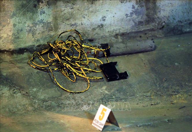 Trong ảnh: Vật liệu nổ tự chế bị rơi khi đối tượng tẩu thoát . Ảnh: An Đăng - TTXVN