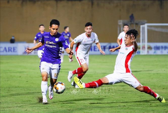 Trong ảnh: Những khoảnh khắc nổi bật trên sân cỏ của tiền vệ trung tâm CLB Hà Nội FC Đỗ Hùng Dũng. Ảnh: Thành Đạt – TTXVN