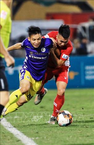 Trong ảnh: Những khoảnh khắc nổi bật trên sân cỏ của tiền vệ trung tâm CLB Hà Nội FC Đỗ Hùng Dũng. Ảnh: Thành Đạt – TTXVN