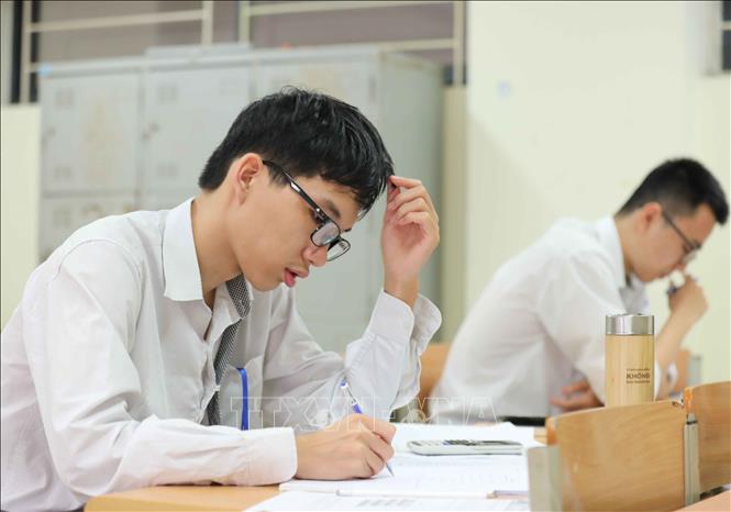 Trong ảnh: Nguyễn Mạnh Quân - Gương mặt trẻ tiêu biểu của Thủ đô năm 2020 trong một giờ làm bài kiểm tra cùng đội tuyển Lý của trường Trường Trung học phổ thông chuyên Hà Nội - Amsterdam. Ảnh: Thanh Tùng - TTXVN