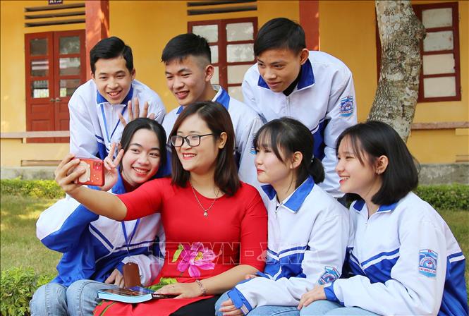 Trong ảnh: Cô giáo Hà Ánh Phượng cùng học sinh giao lưu với bạn bề quốc tế qua mạng internet. Ảnh: Trung Kiên - TTXVN