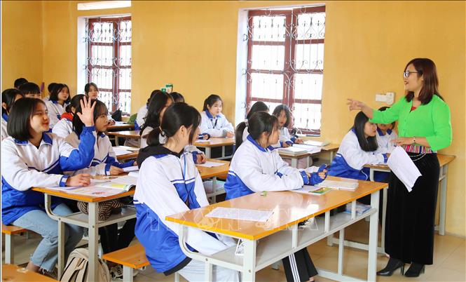 Trong ảnh: Cô giáo Hà Ánh Phượng trong giờ học môn Tiếng Anh. Ảnh: Trung Kiên - TTXVN