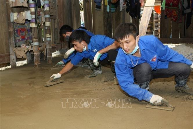 Trong ảnh: Sinh viên tình nguyện lát nền nhà cho các hộ dân có hoàn cảnh khó khăn tại xã Trung Lèng Hồ (Mường Hồ), huyện Bát Xát, tỉnh Lào Cai trong Chiến dịch mùa hè Thanh niên tình nguyện năm 2015, xây dựng Nông thôn mới. Ảnh: Phạm Kiên – TTXVN