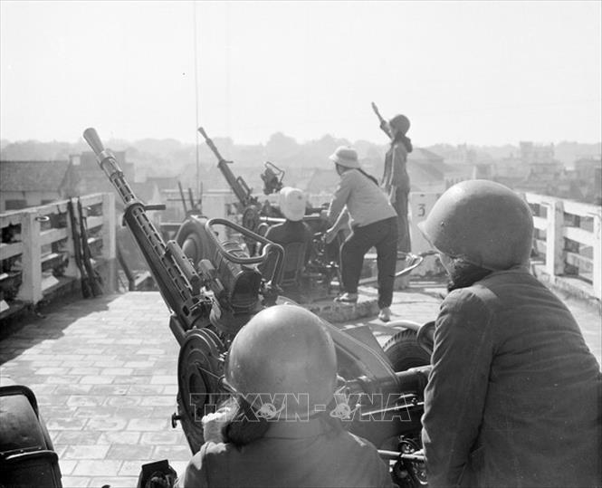Trong ảnh: Thanh niên tự vệ xí nghiệp bánh kẹo Hà Nội luyện chắc tay súng, sẵn sàng tiêu diệt địch trong mọi tình huống (1970). Ảnh: Nguyễn Chính - TTXVN