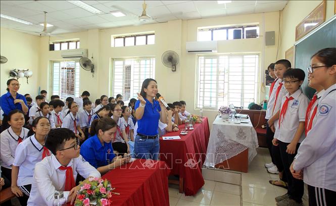 Trong ảnh: Đoàn thành niên Thông tấn xã Việt Nam hướng dẫn chơi trò chơi tìm hiểu và nhận biết một số loại hình về Fake news, nhằm chia sẻ, trang bị kỹ năng, phòng chống tin giả cho học sinh từ cấp tiểu học đến THPT tại Hải Phòng (2020). Ảnh: An Đăng – TTXVN Ảnh: An Đăng – TTXVN