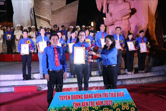  Trong ảnh: Tuyên dương đảng viên trẻ tiêu biểu là học sinh, sinh viên có thành tích xuất sắc, luôn gương mẫu, tiên phong, xung kích trên các mặt trận, truyền cảm hứng, lòng yêu nước và ngọn lửa nhiệt tình cách mạng cho thanh niên; góp phần xây dựng quê hương ngày càng giàu mạnh của tỉnh Bến Tre (2020). Ảnh: Huỳnh Phúc Hậu - TTXVN
