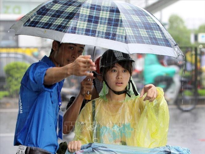 Trong ảnh: Thanh niên tình nguyện Hà Nội hướng dẫn cho các thí sinh đến địa điểm đăng ký dự thi đại học đợt 2 (2014). Ảnh: Dương Giang – TTXVN