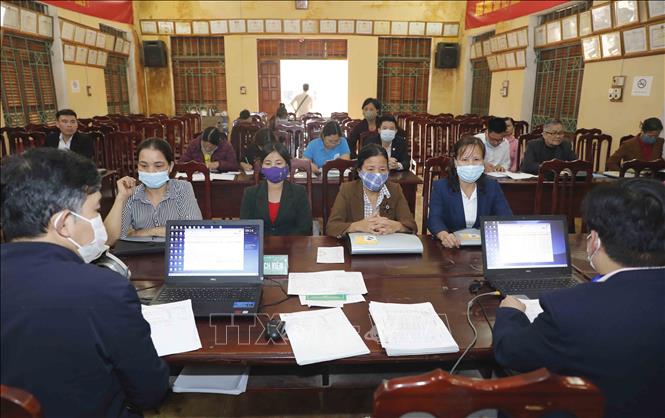 Trong ảnh: Một buổi giao dịch cho vay tại điểm giao dịch xã Phúc Ứng, huyện Sơn Dương, tỉnh Tuyên Quang. Ảnh: Trần Việt - TTXVN