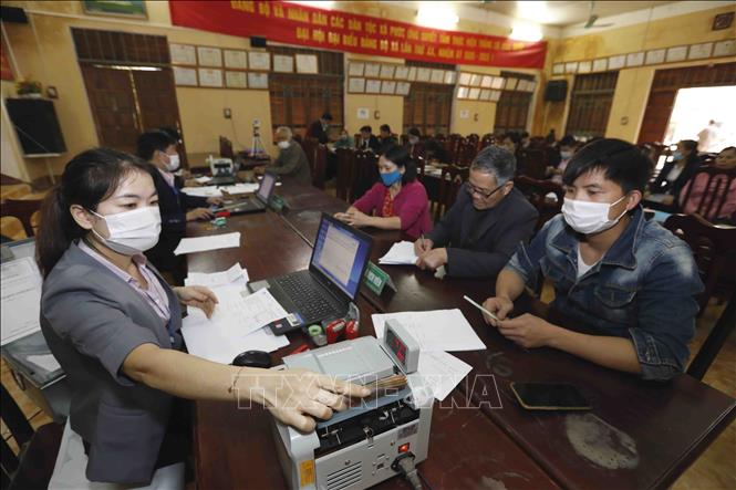Trong ảnh: Một buổi giao dịch cho vay tại điểm giao dịch xã Phúc Ứng, huyện Sơn Dương, tỉnh Tuyên Quang. Ảnh: Trần Việt - TTXVN