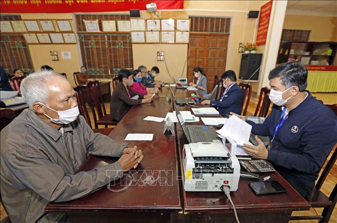 Trong ảnh: Giao dịch của Ngân hàng CXXH huyện Sơn Dương tại xã Phúc Ứng. Ảnh: Trần Việt - TTXVN