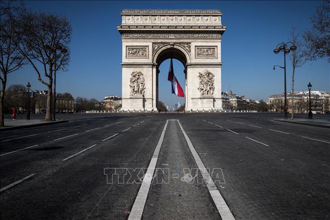 Trong ảnh: Cảnh vắng vẻ tại Khải Hoàn Môn ở thủ đô Paris, Pháp khi các biện pháp hạn chế được áp dụng nhằm ngăn dịch COVID-19 lây lan, ngày 19/3/2021. Ảnh: AFP/TTXVN