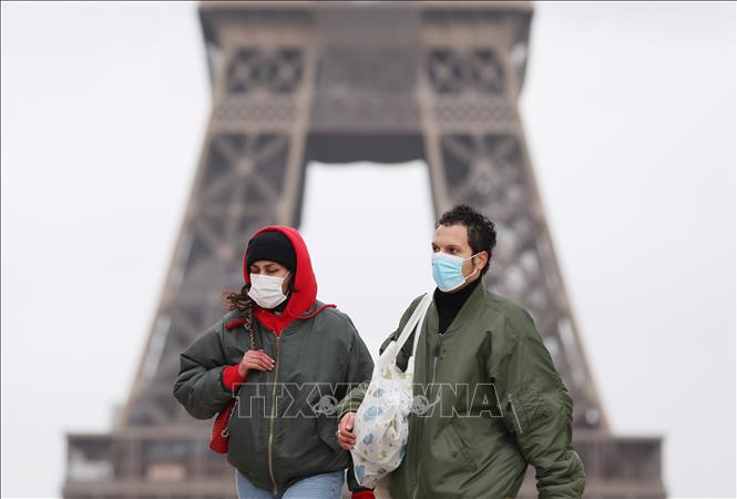 Trong ảnh: Người dân đeo khẩu trang phòng dịch COVID-19 tại thủ đô Paris, Pháp ngày 17/3/2021. Ảnh: THX/TTXVN