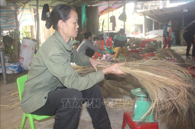 Trong ảnh: Hiện cơ sở đang tạo việc làm cho khoảng 60 lao động địa phương, trong đó có 40 lao động thường xuyên là chị em phụ nữ có hoàn cảnh khó khăn, đơn thân, khuyết tật với thu nhập bình quân từ 6 - 7 triệu đồng/người/tháng. Ảnh: Hoa Mai - TTXVN