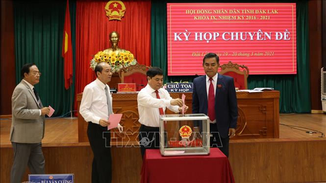 Trong ảnh: Các đại biểu bỏ phiếu bầu bổ sung chức danh Phó Chủ tịch HĐND tỉnh Đắk Lắk, khóa IX, nhiệm kỳ 2016 – 2021. Ảnh: Anh Dũng - TTXVN