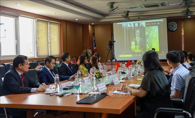 Trong ảnh: Quang cảnh lễ ký kết giữa hai trường đại học qua hình thức trực tuyến. Ảnh: TTXVN phát 