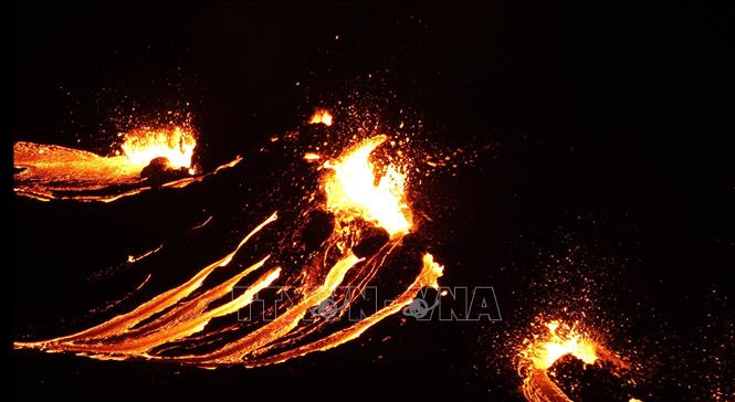 Trong ảnh: Núi lửa phun dung nham đỏ rực gần thủ đô Reykjavik của Iceland ngày 19/3/2021. Ảnh: AFP/TTXVN