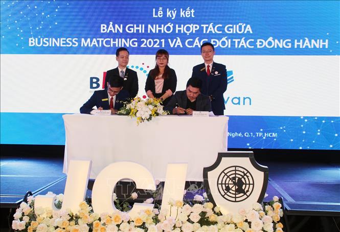 Trong ảnh: Đại diện BMP21 ký kết Bản ghi nhớ hợp tác (MOU) với Công ty cổ phần Công nghệ Haravan, nhằm đặt tiền đề cho bên triển khai đa dạng hoạt động cho dự án trong thời gian tới.
Ảnh: Mỹ Phương  - TTXVN.
