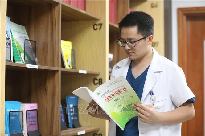 Trong ảnh: ThS.BS Trần Anh Đức vinh dự được nhận danh hiệu Gương mặt trẻ Thủ đô năm 2020. Ảnh: Minh Quyết - TTXVN