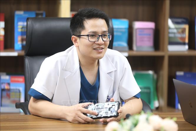 Trong ảnh: ThS.BS Trần Anh Đức vinh dự được nhận danh hiệu Gương mặt trẻ Thủ đô năm 2020. Ảnh: Minh Quyết - TTXVN