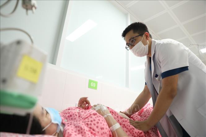 Trong ảnh: ThS.BS Trần Anh Đức thăm khám bệnh cho phụ sản. Ảnh: Minh Quyết - TTXVN