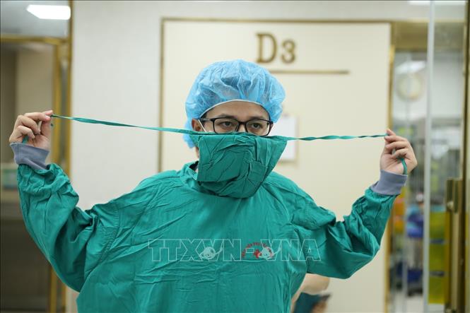 Trong ảnh: Bác sĩ Trần Anh Đức chuẩn bị vào ca phẫu thuật. Ảnh: Minh Quyết - TTXVN