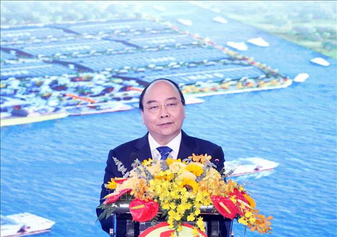 Thủ tướng Nguyễn Xuân Phúc phát biểu tại lễ khánh thành Khu công nghiệp cầu cảng Phước Đông, tỉnh Long An. Ảnh: Thống Nhất – TTXVN