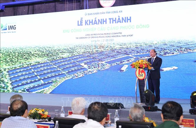 Thủ tướng Nguyễn Xuân Phúc phát biểu tại lễ khánh thành Khu công nghiệp cầu cảng Phước Đông, tỉnh Long An. Ảnh: Thống Nhất – TTXVN
