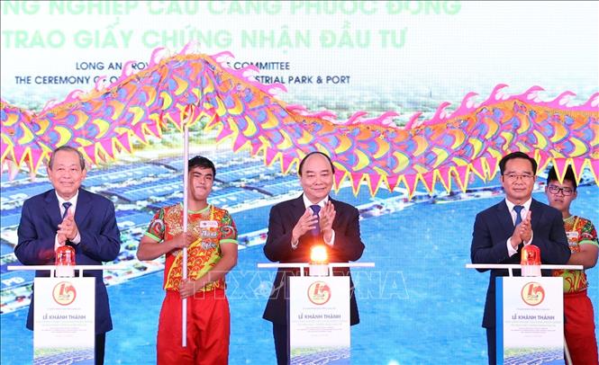 Thủ tướng Nguyễn Xuân Phúc và Phó Thủ tướng Thường trực Trương Hoà Binh thực hiện nghi thức khánh thành Khu công nghiệp cầu cảng Phước Đông, tỉnh Long An. Ảnh: Thống Nhất – TTXVN

