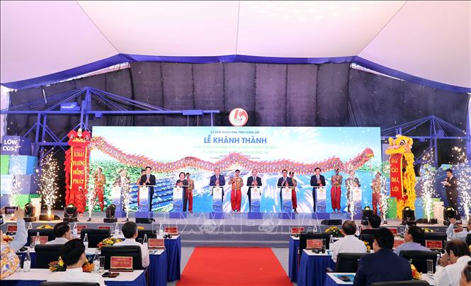 Thủ tướng Nguyễn Xuân Phúc và Phó Thủ tướng Thường trực Trương Hoà Binh thực hiện nghi thức khánh thành Khu công nghiệp cầu cảng Phước Đông, tỉnh Long An. Ảnh: Thống Nhất – TTXVN