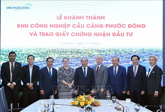 Trong ảnh: Thủ tướng Nguyễn Xuân Phúc với đại diện các doanh nghiệp nước ngoài đầu tư vào tỉnh Long An. Ảnh: Thống Nhất – TTXVN

