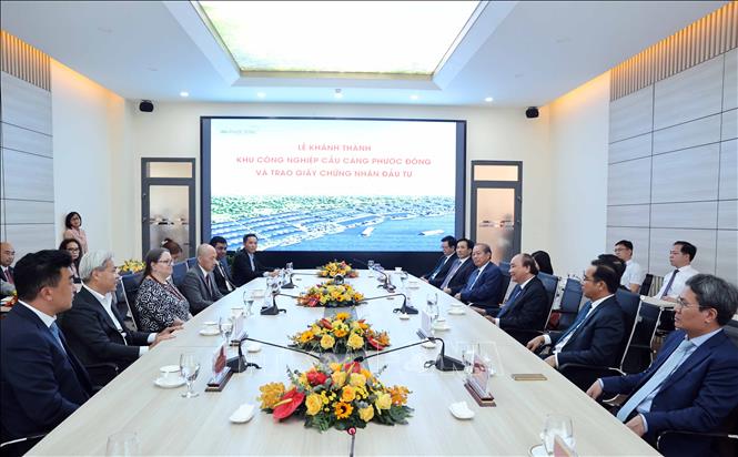 Trong ảnh: Thủ tướng Nguyễn Xuân Phúc tiếp đại diện các doanh nghiệp nước ngoài đầu tư vào tỉnh Long An. Ảnh: Thống Nhất – TTXVN
