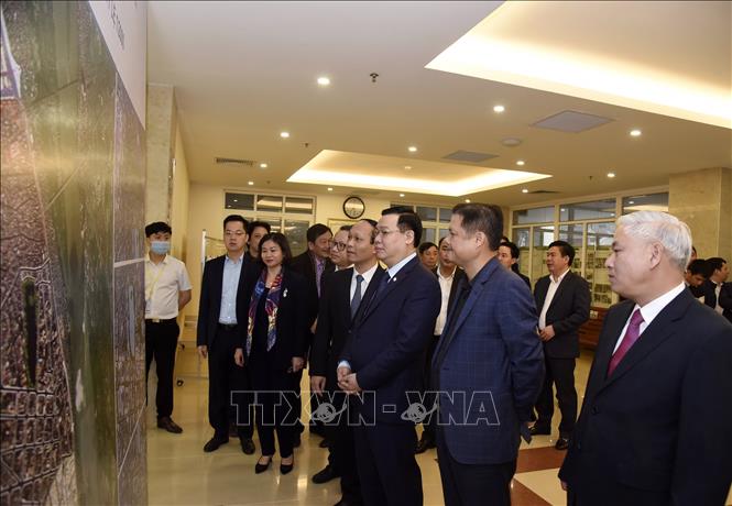 Trong ảnh: Ủy viên Bộ Chính trị, Bí thư Thành ủy Hà Nội Vương Đình Huệ cùng các đại biểu xem đồ án quy hoạch.  Ảnh: TTXVN