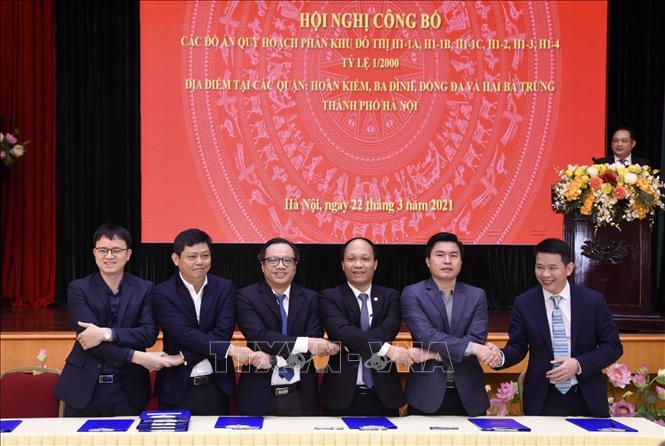 Trong ảnh: Các đơn vị ký kết bàn giao hồ sơ quy hoạch. Ảnh: TTXVN