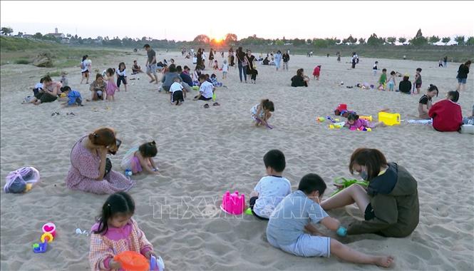Trong ảnh: Rất đông người dân thành phố Kon Tum đến bãi cát trên sông Đăk Bla để vui chơi, giải trí. Ảnh: Khoa Chương – TTXVN