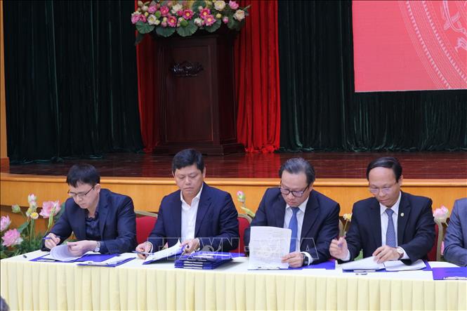 Trong ảnh: Chủ tịch UBND 4 quận nội đô lịch sử cùng với Giám đốc Sở Quy hoạch kiến trúc, Viện Quy hoạch xây dựng ký kết giao, nhận hồ sơ quy hoạch phân khu 4 quận nội đô lịch sử. Ảnh: Mạnh Khánh-TTXVN
