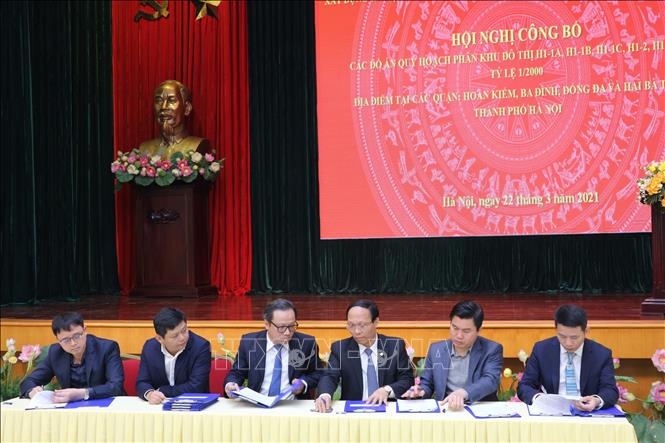 Trong ảnh: Chủ tịch UBND 4 quận nội đô lịch sử cùng với Giám đốc Sở Quy hoạch kiến trúc, Viện Quy hoạch xây dựng ký kết giao, nhận hồ sơ quy hoạch phân khu 4 quận nội đô lịch sử. Ảnh: Mạnh Khánh/TTXVN