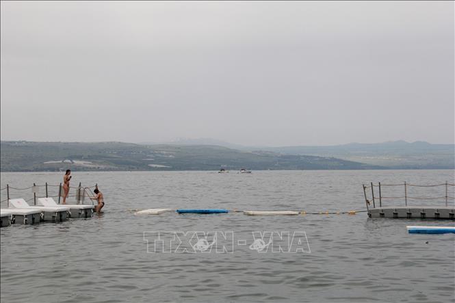 Người dân vui chơi giải trí trên mặt hồ Galilee. Ảnh: Cao Văn Ứng-P/v TTXVN tại Israel