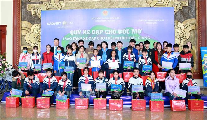 Phó Chủ tịch nước Đặng Thị Ngọc Thịnh với trẻ em có hoàn cảnh khó khăn. Ảnh: Phương Hoa - TTXVN