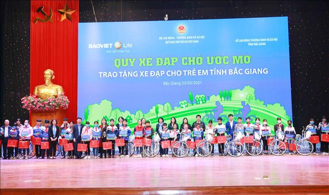 Phó Chủ tịch nước Đặng Thị Ngọc Thịnh tặng quà cho trẻ em có hoàn cảnh khó khăn. Ảnh: Phương Hoa - TTXVN